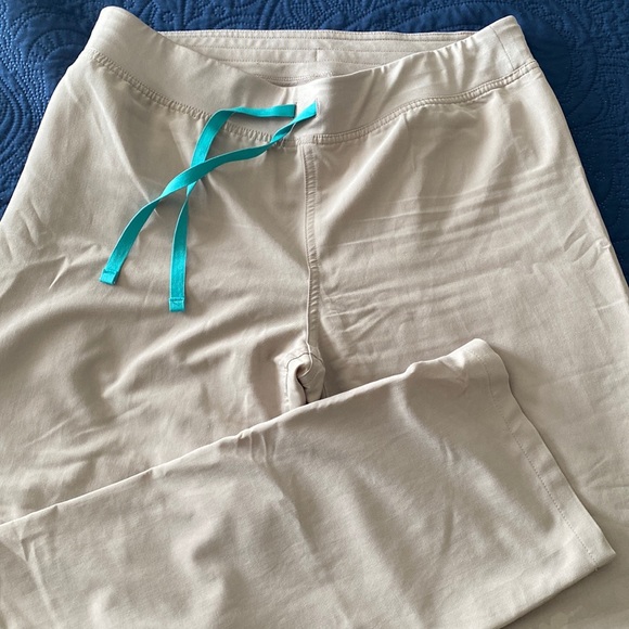 Women’s Figs Livingston basic scrub pants, M. *small bleach spot* - Picture 1 of 4